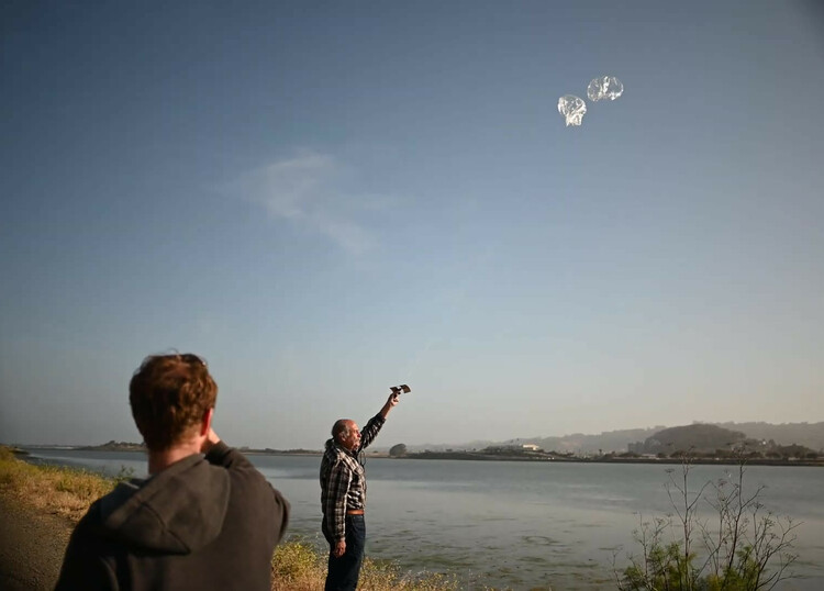 Martin W6MRR releasing the picoballoon. Picture by K6RGG